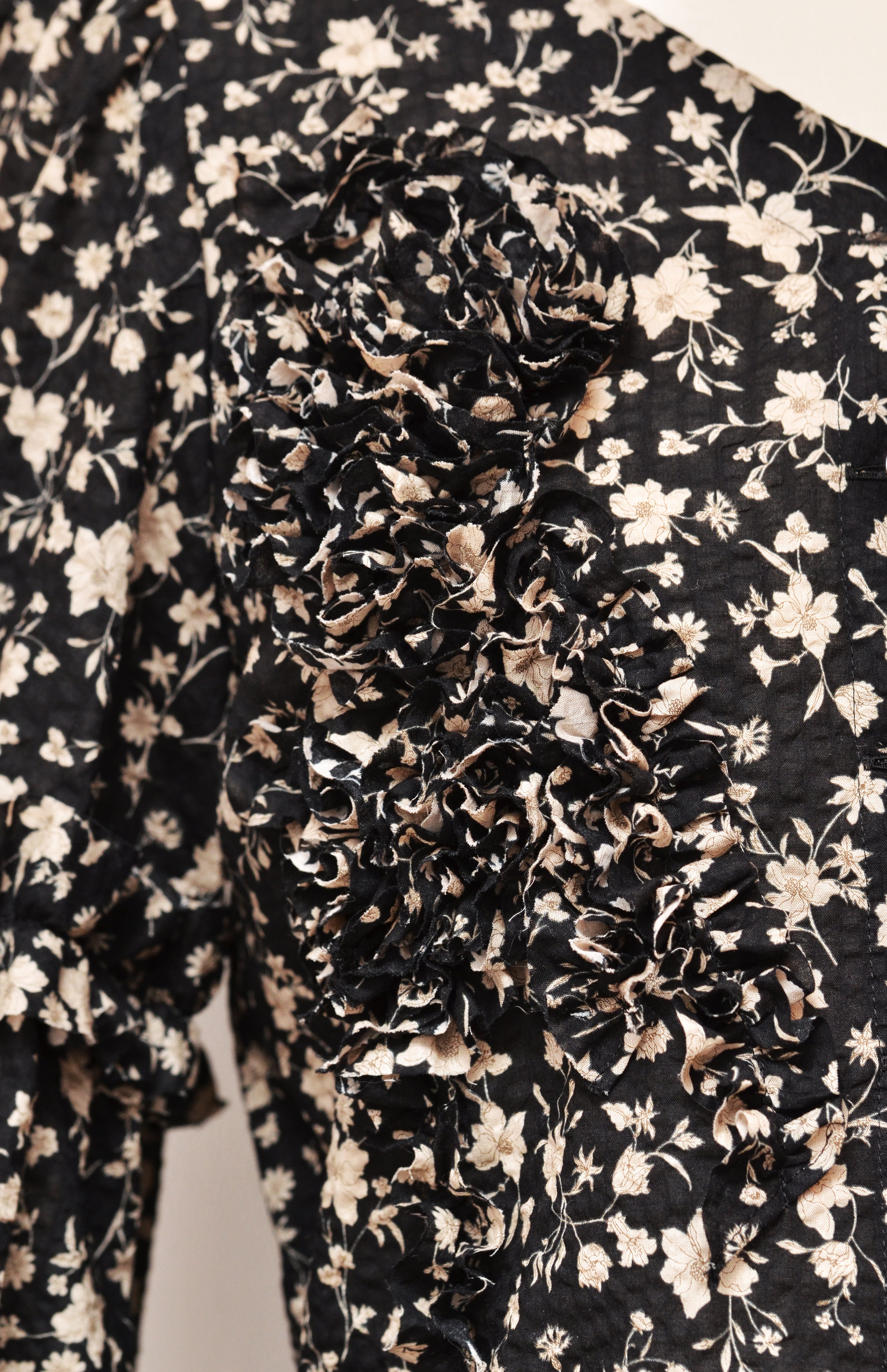 [チクチクしない服][受注生産] [洗濯可能] フリルモチーフコットンブラウス(BLK)