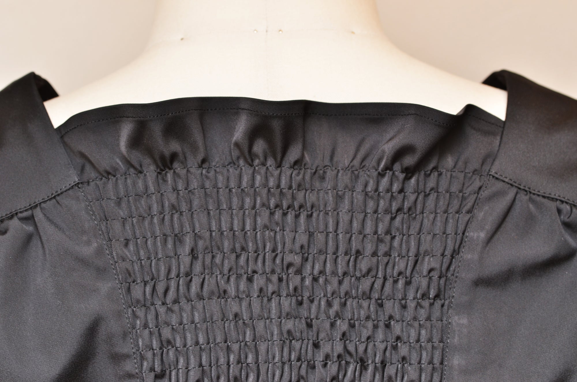 [Made to Order] [Washable] Frill Motif Double Satin Blouson