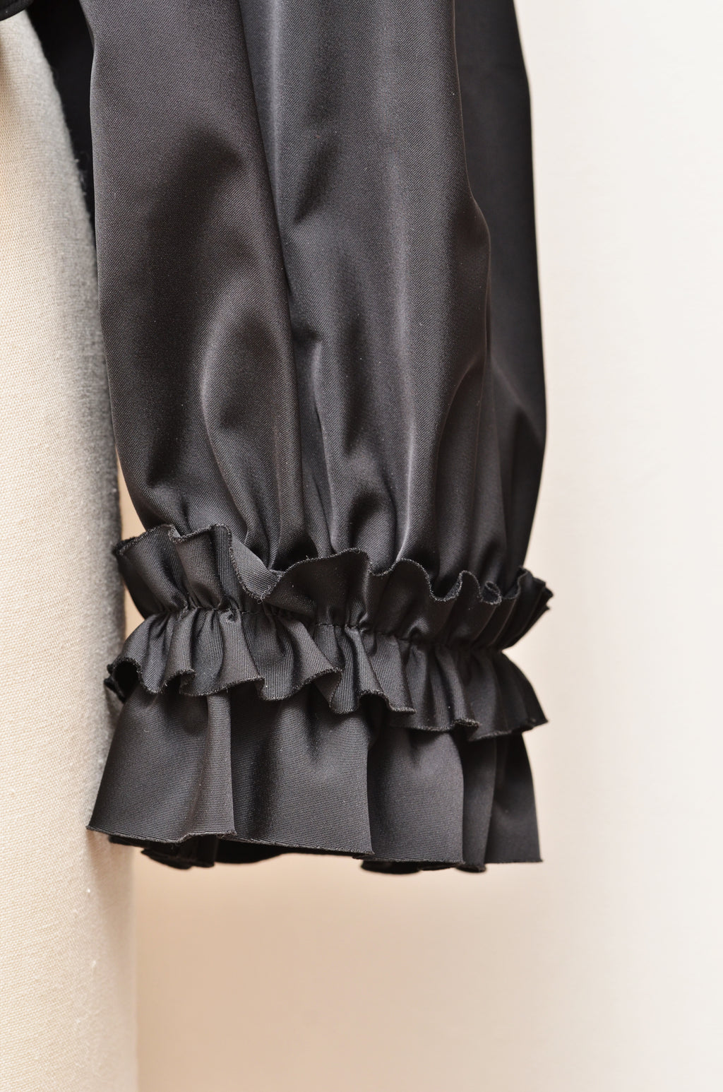 [Made to Order] [Washable] Frill Motif Double Satin Blouson