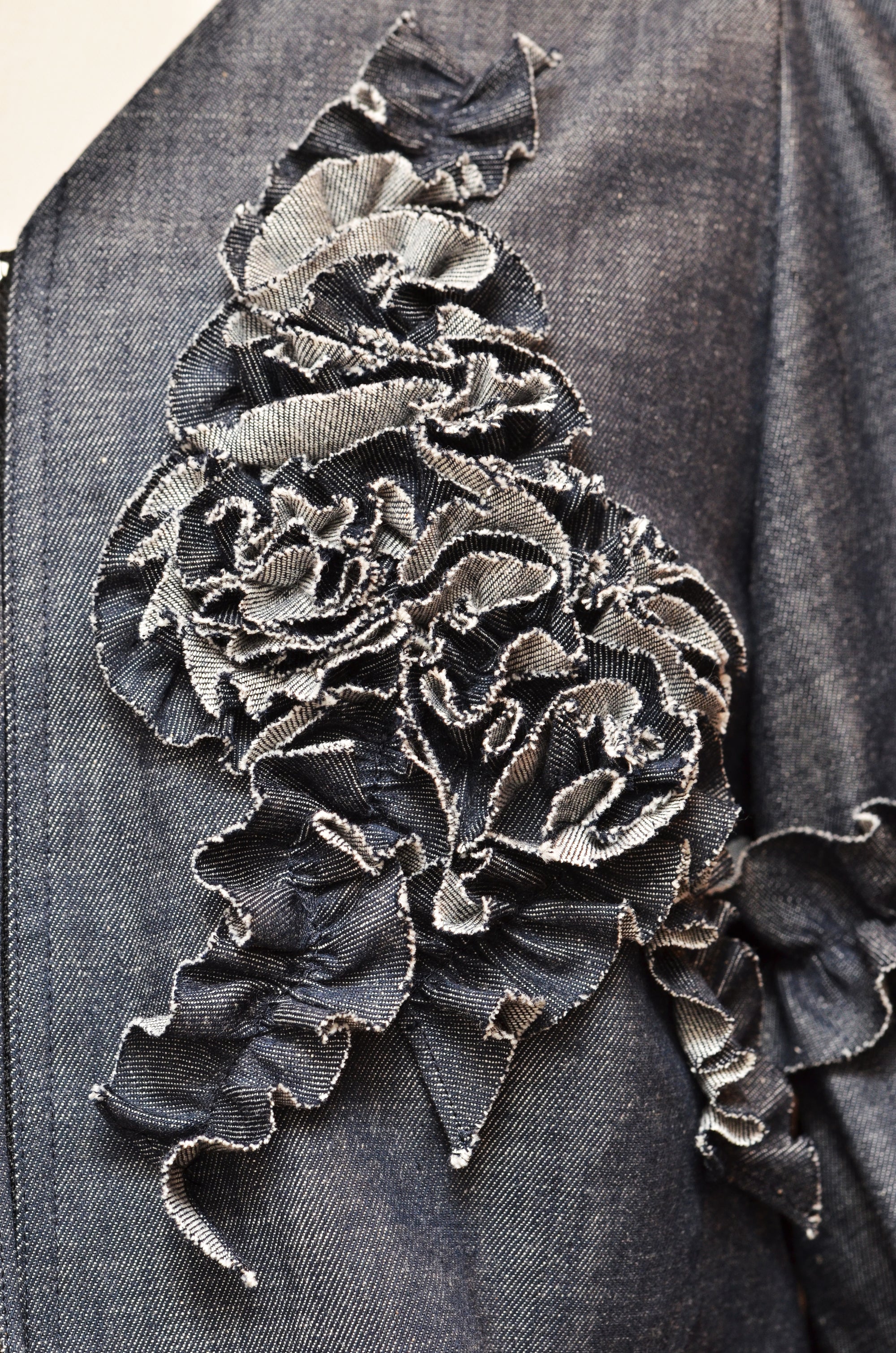 [受注生産] [色落ちしにくい]フリルモチーフデニムライクライトジャケット(NAVY)