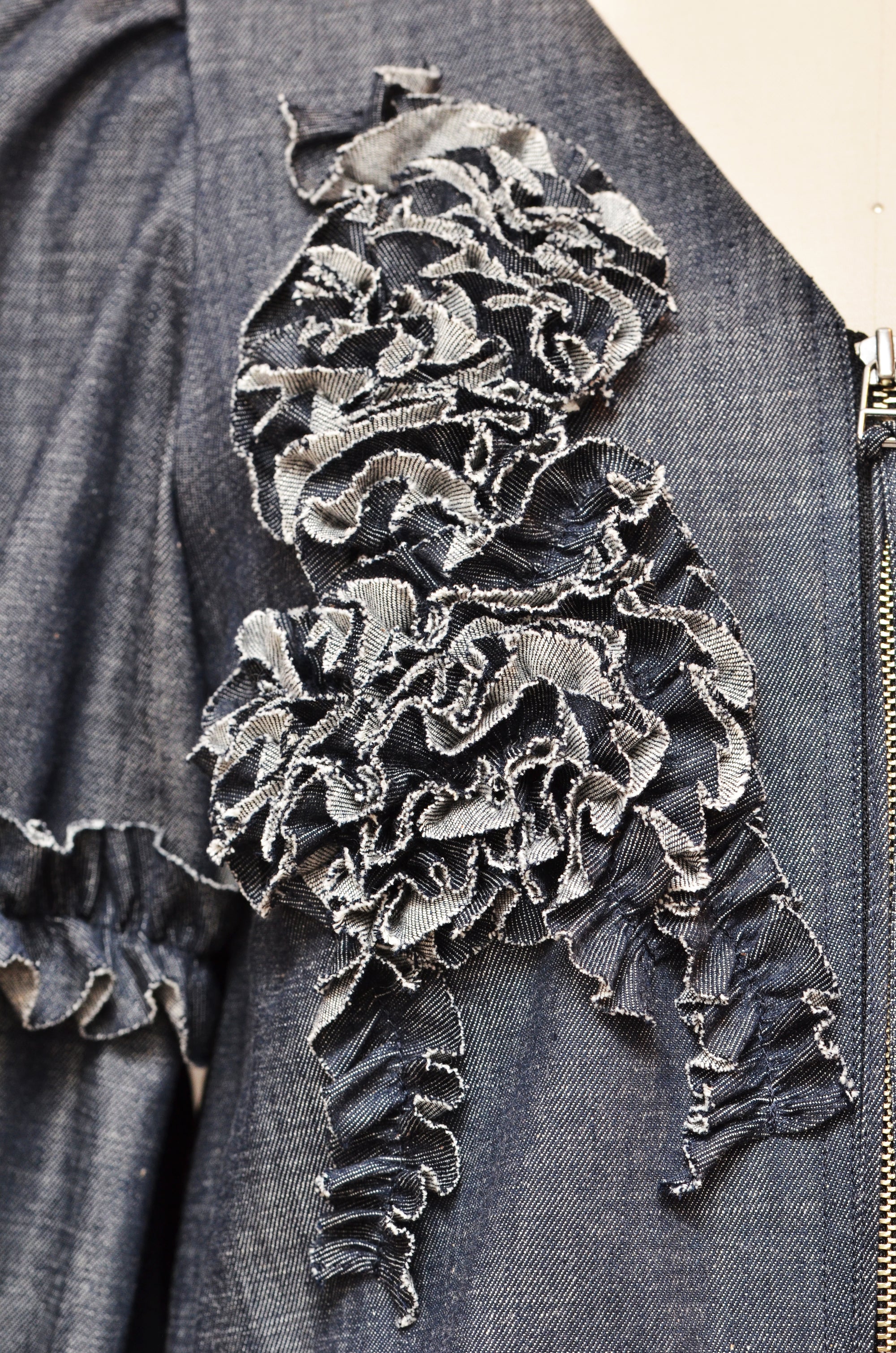 [受注生産] [色落ちしにくい]フリルモチーフデニムライクライトジャケット(NAVY)