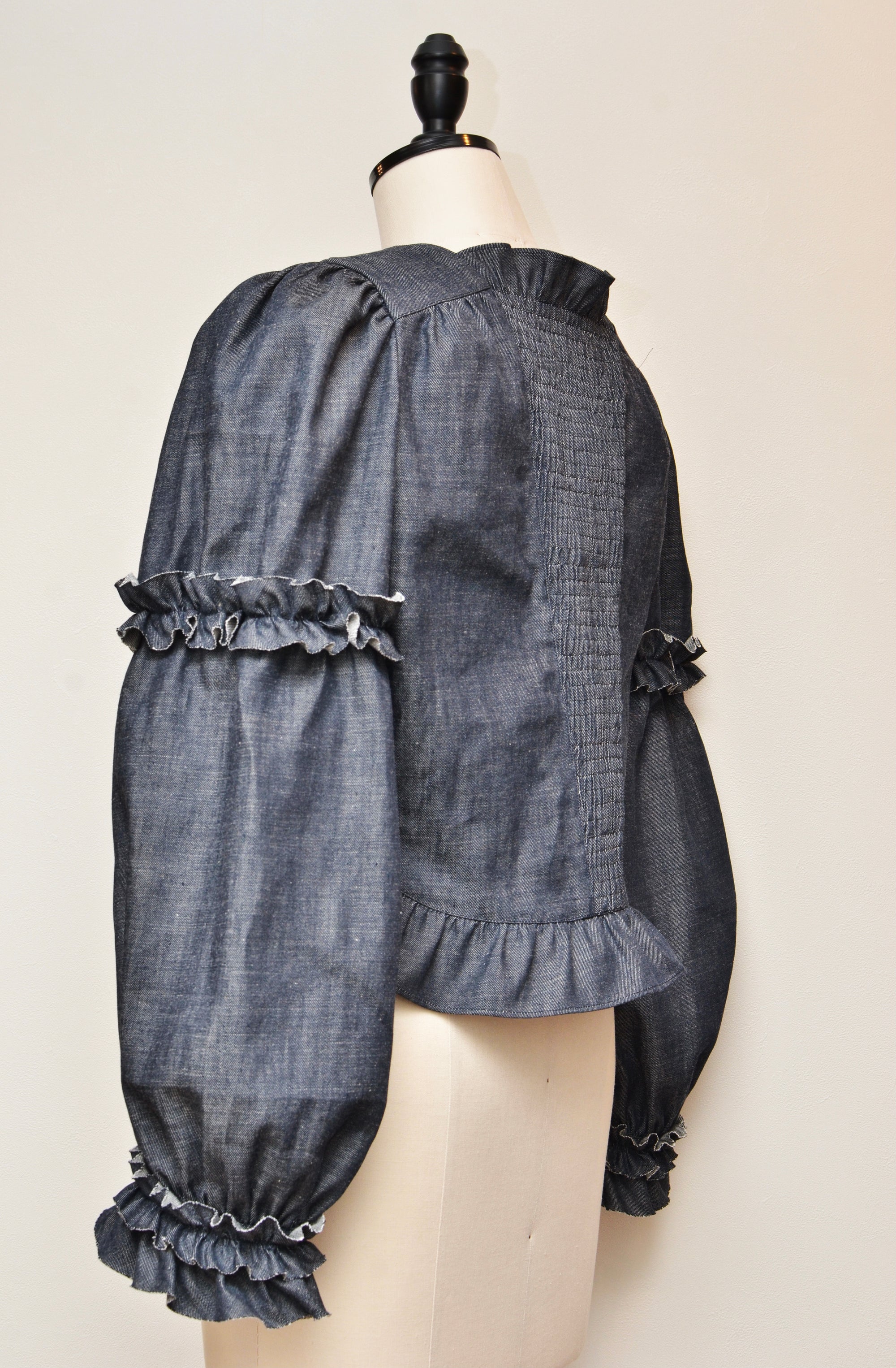 [受注生産] [色落ちしにくい]フリルモチーフデニムライクライトジャケット(NAVY)