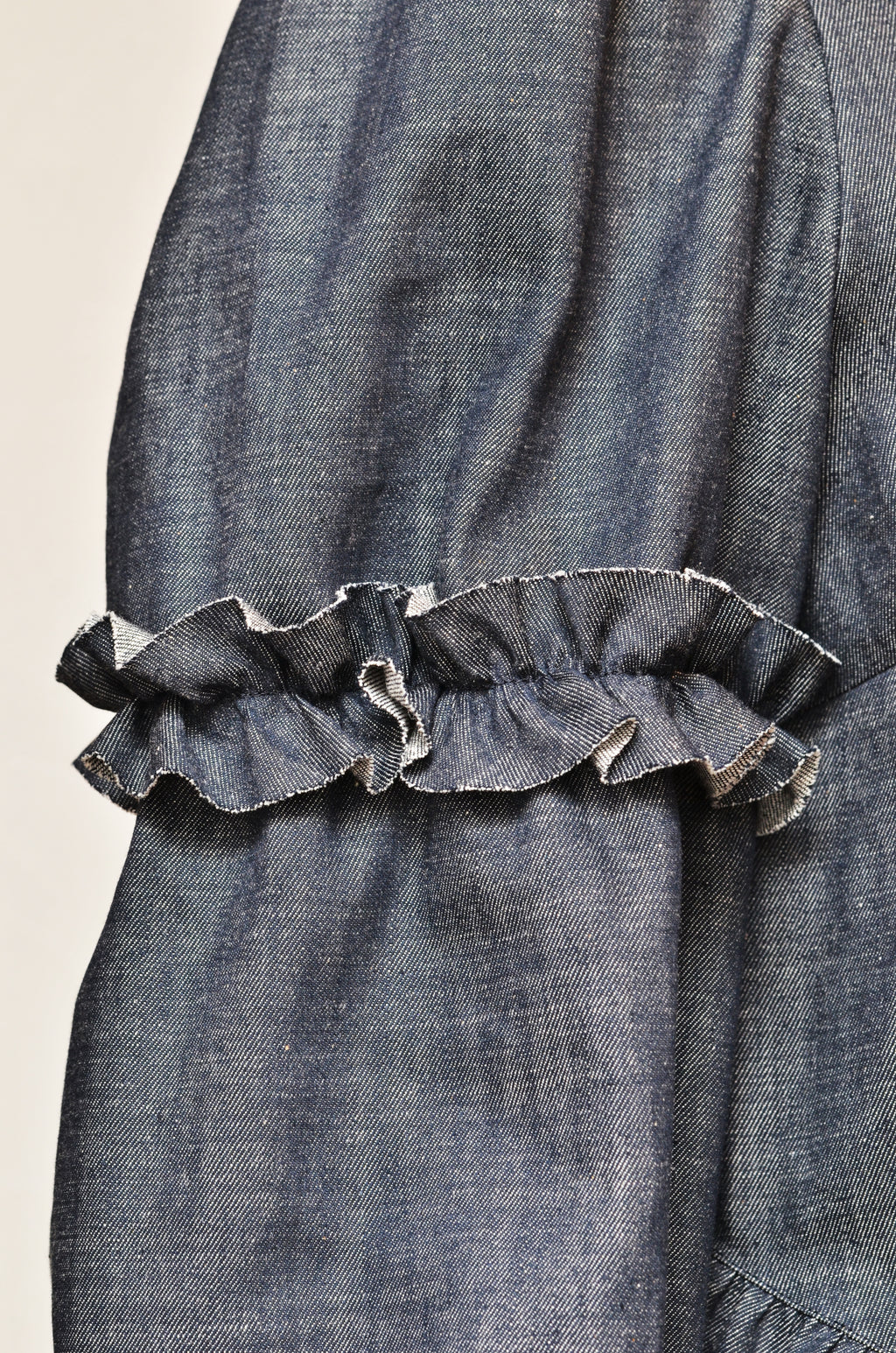 [受注生産] [色落ちしにくい]フリルモチーフデニムライクライトジャケット(NAVY)